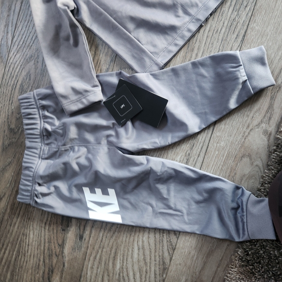 Nike Kids Matching Set in Gray and White - Picture 5 of 7